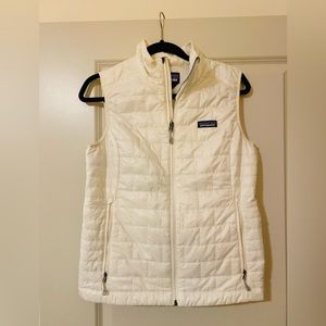 White Patagonia women’s nano puff vest
Size: M